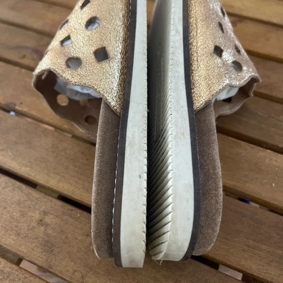 Diba True Fast Trak Slide Sandals in Gold Metallic Leather are a Size 7.5. EUC - Picture 6 of 8